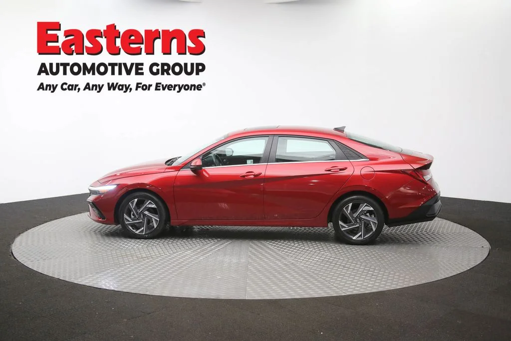 Used 2025 Red Hyundai SEL Convenience image 62