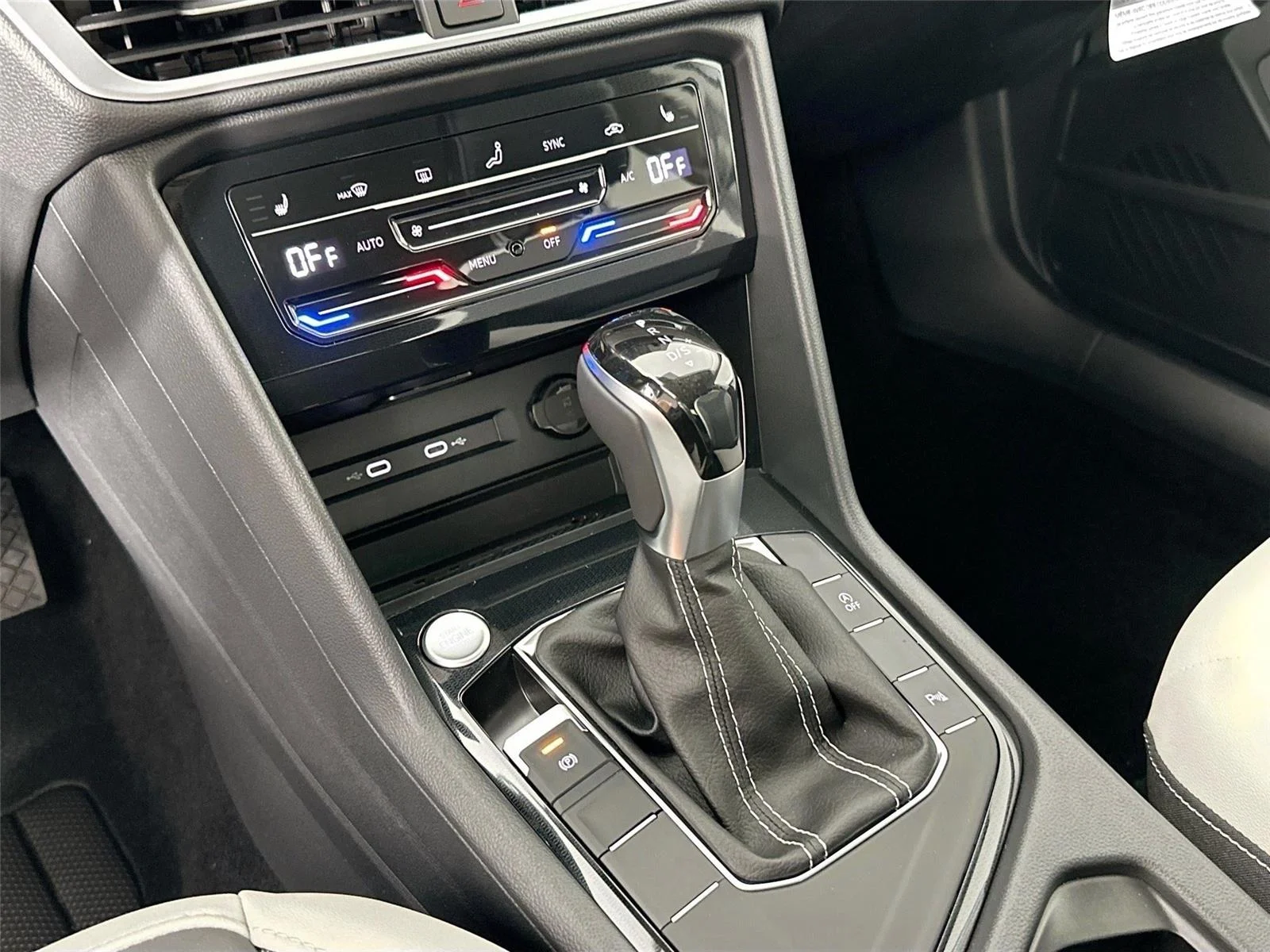 2025 Volkswagen Taos SE - Photo 14