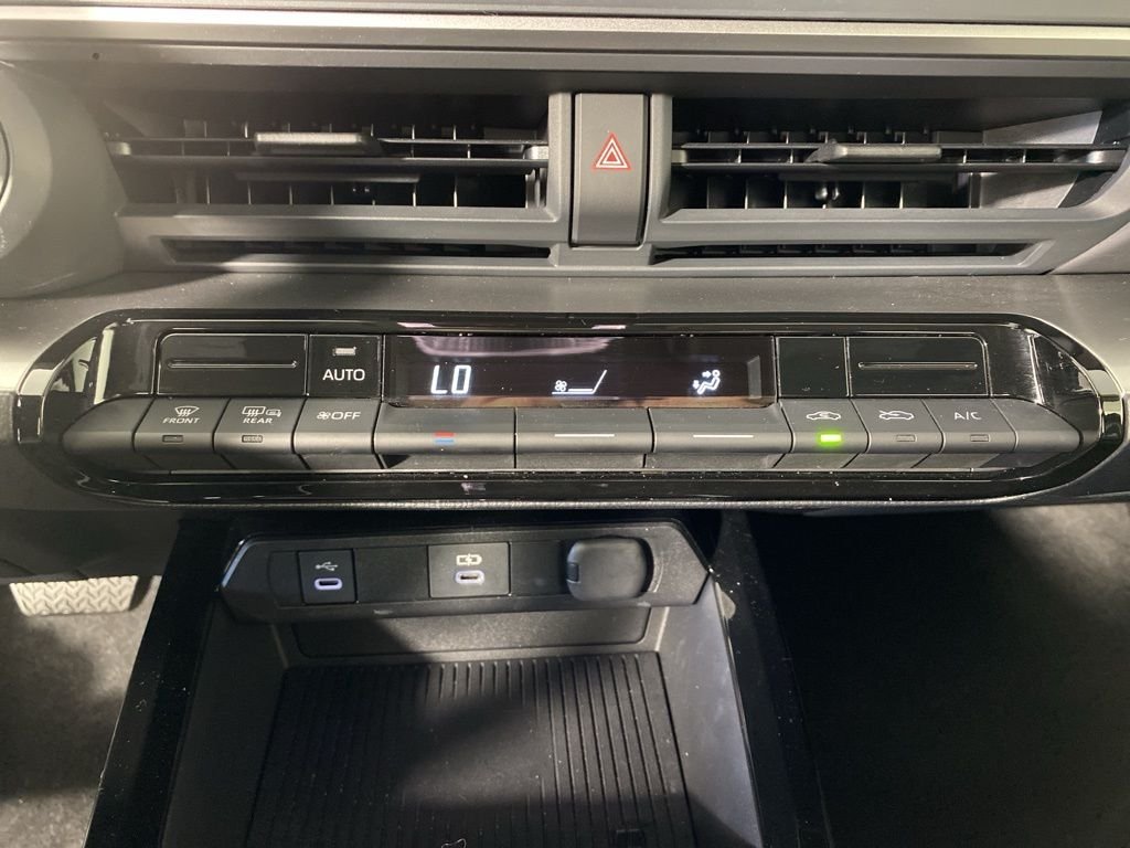 2023 Toyota Prius LE - Photo 16