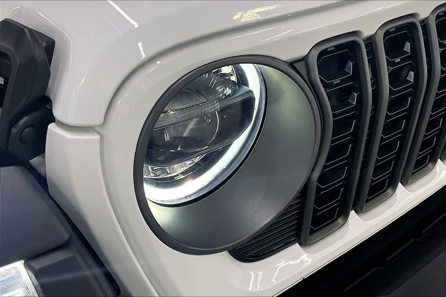 Used 2026 Bright White Clearcoat Jeep Rubicon image 27