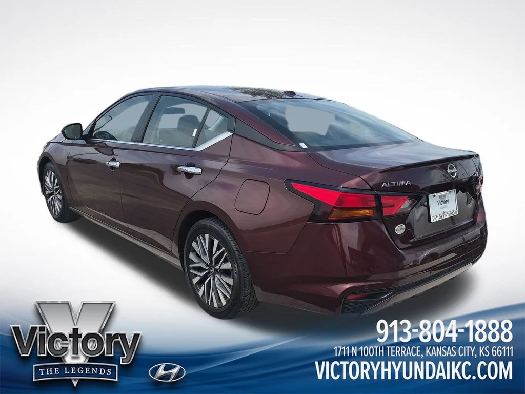 Used 2025 Red Nissan 2.5 SV image 3