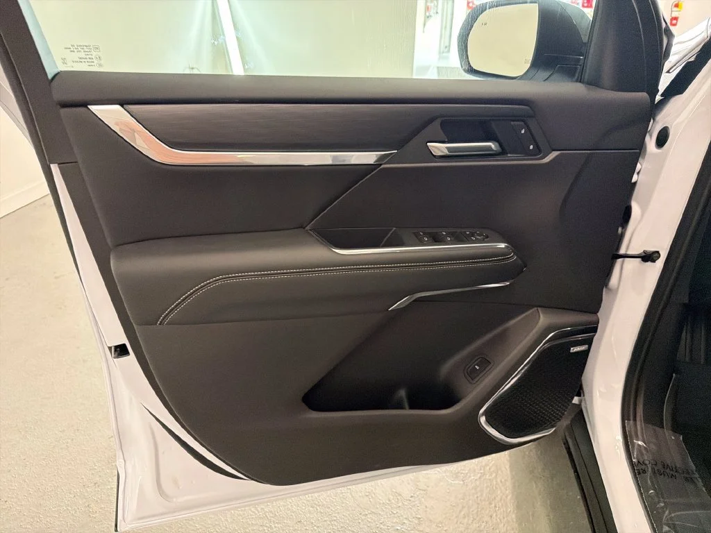 New 2027 Glacier White Tricoat GMC Elevation image 12