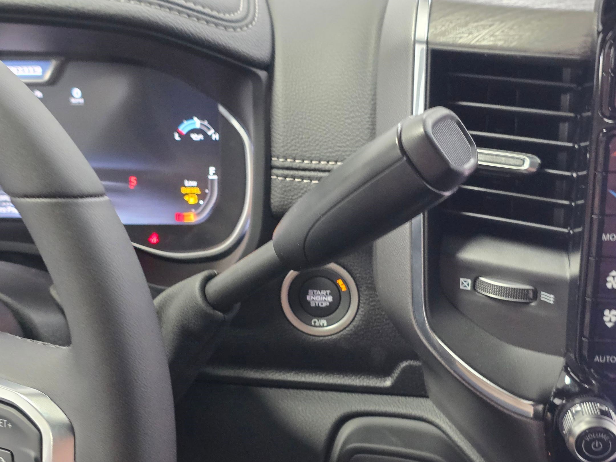 2025 RAM 3500 Laramie - Photo 17