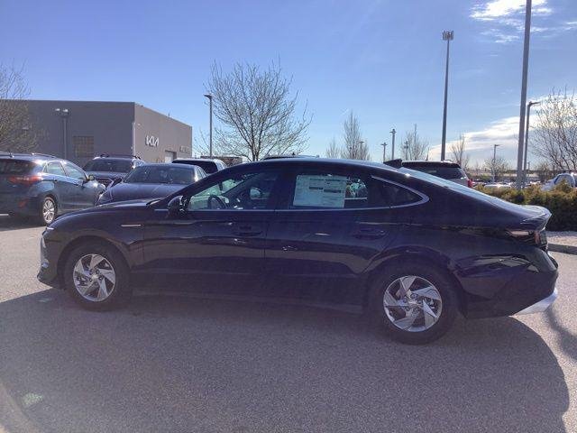 New 2026 Abyss Black Hyundai SE image 8