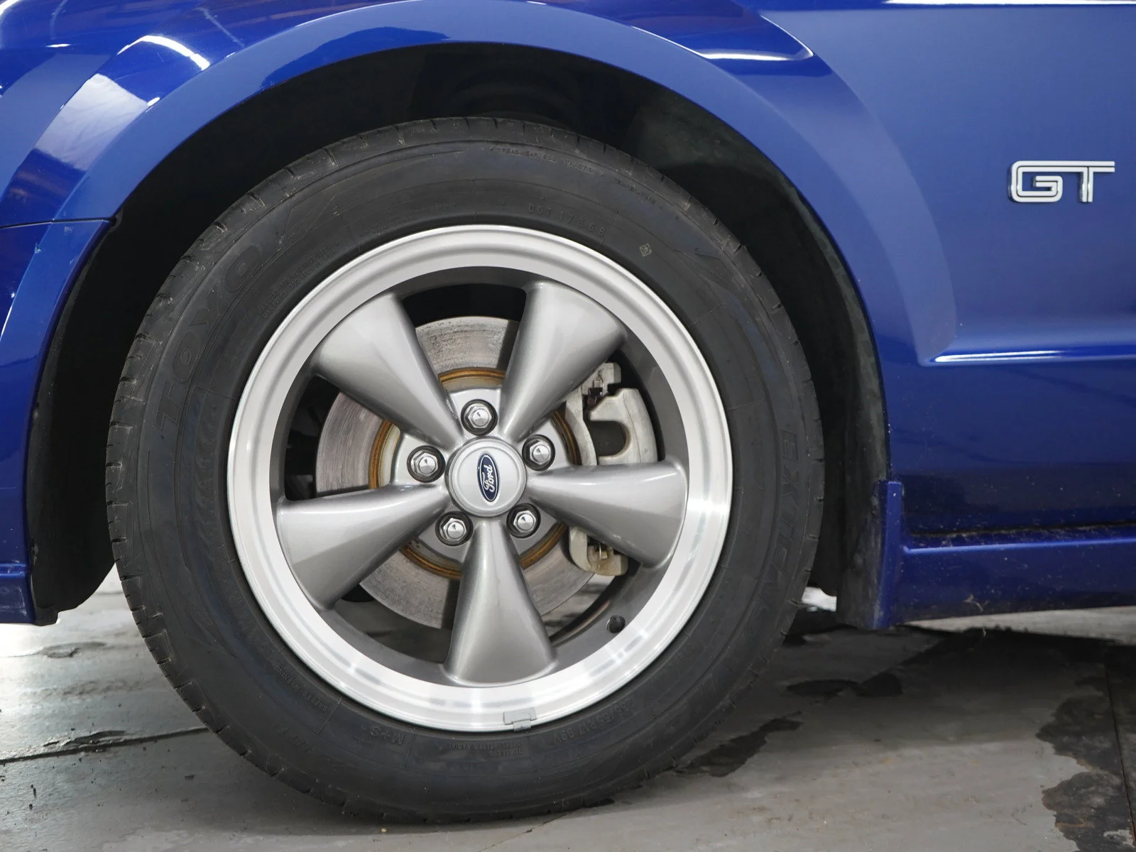 Used 2005  Ford GT Premium image 24