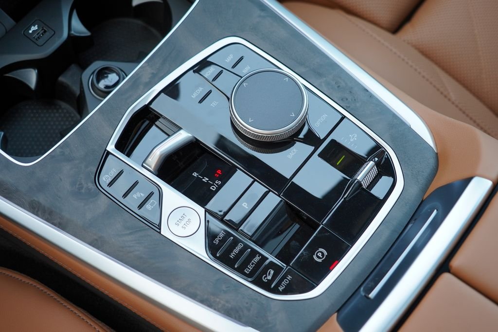 New 2026 Dravit Grey Metallic BMW xDrive50e image 18