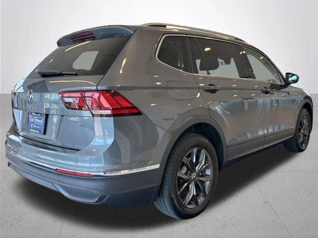 Used 2023  Volkswagen 2.0T SE image 7