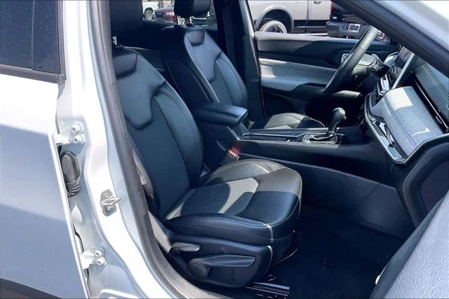 Certified Used 2025 White Jeep Latitude image 7