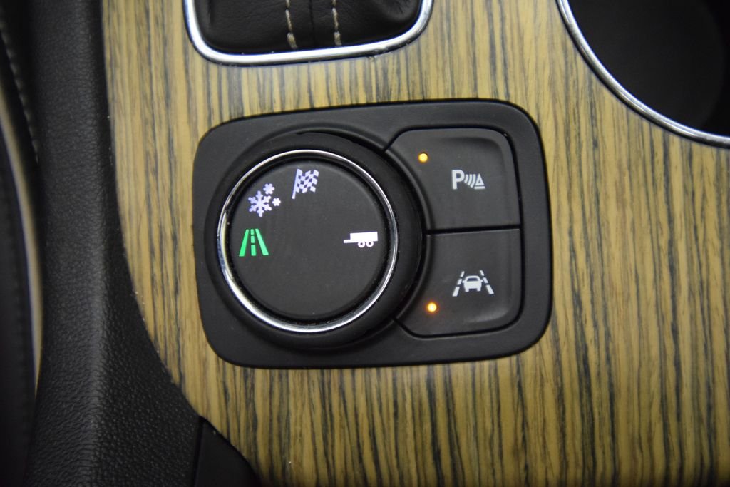 Used 2019 White Frost Tricoat GMC Denali image 38