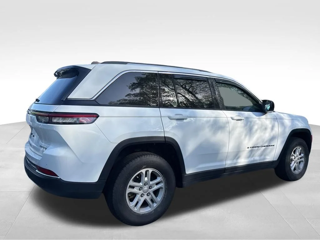 Used 2023 White Jeep Laredo image 16