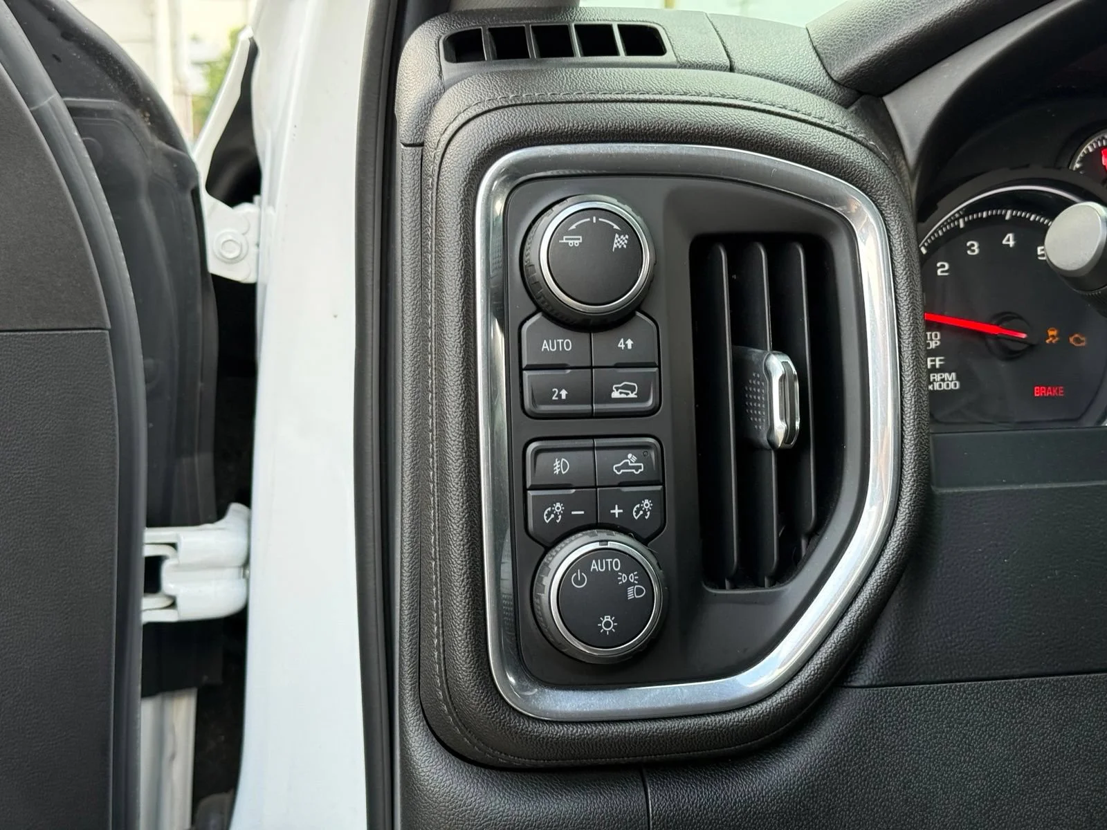 Used 2019 SUMMIT WHITE Chevrolet RST image 18
