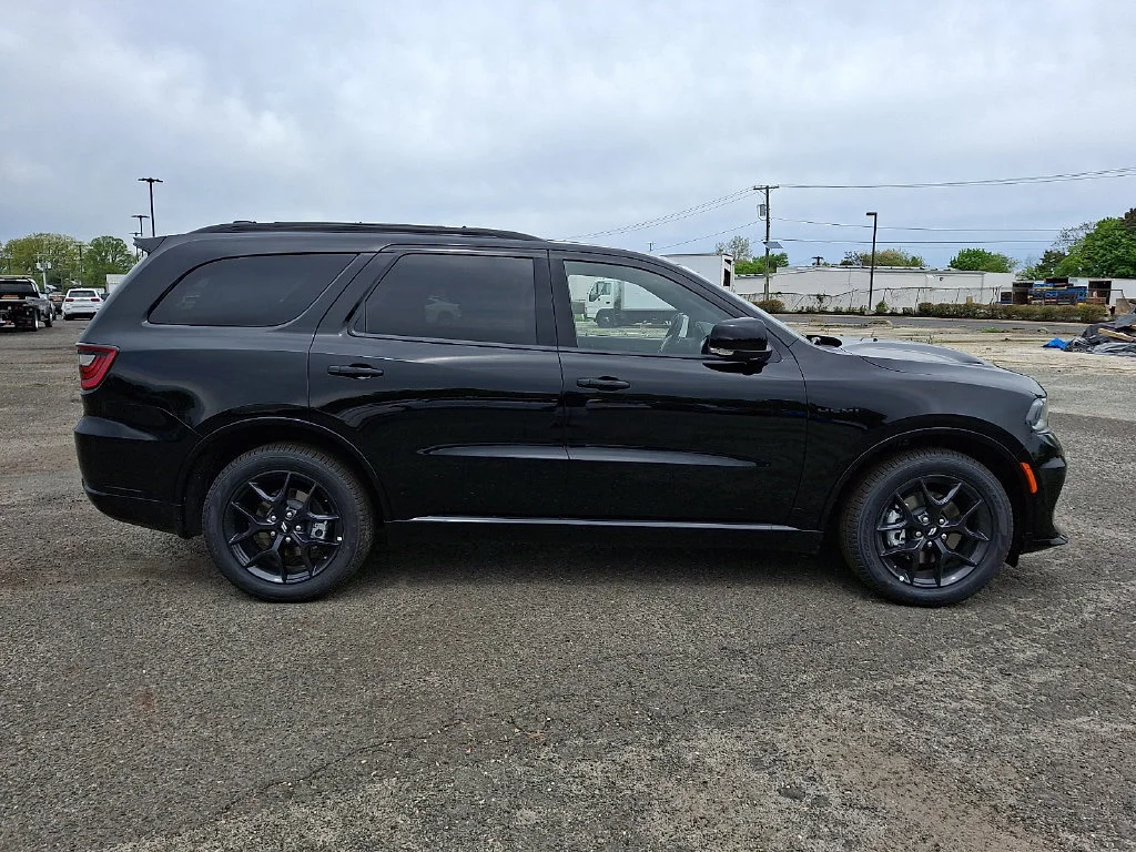 New 2026 Diamond Black Clear-Coat Exterior Paint Dodge GT Plus HEMI V8 image 9