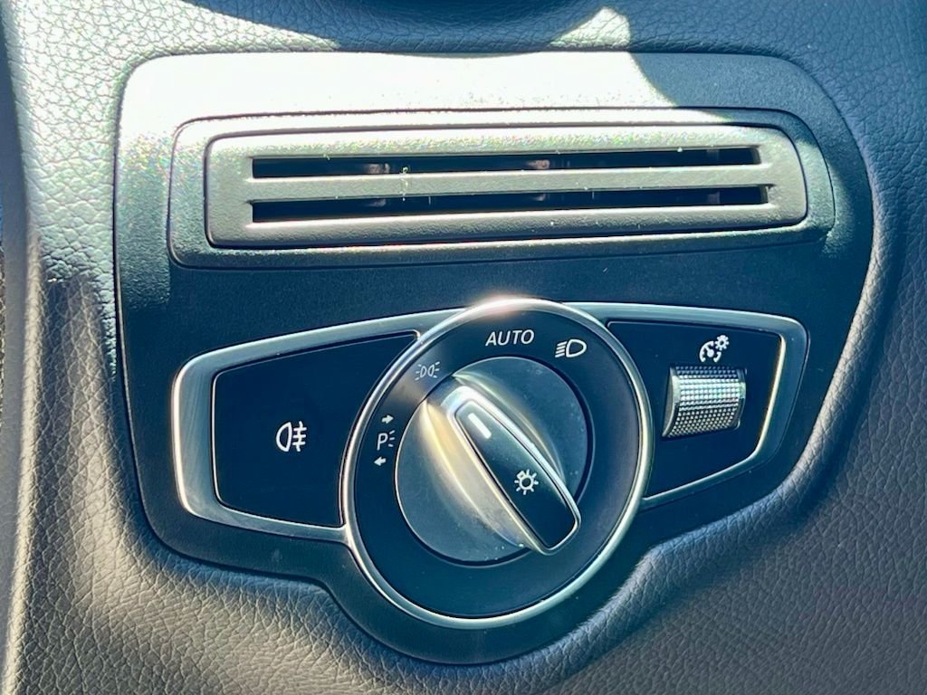 Certified Used 2022  Mercedes-Benz GLC 300 image 28