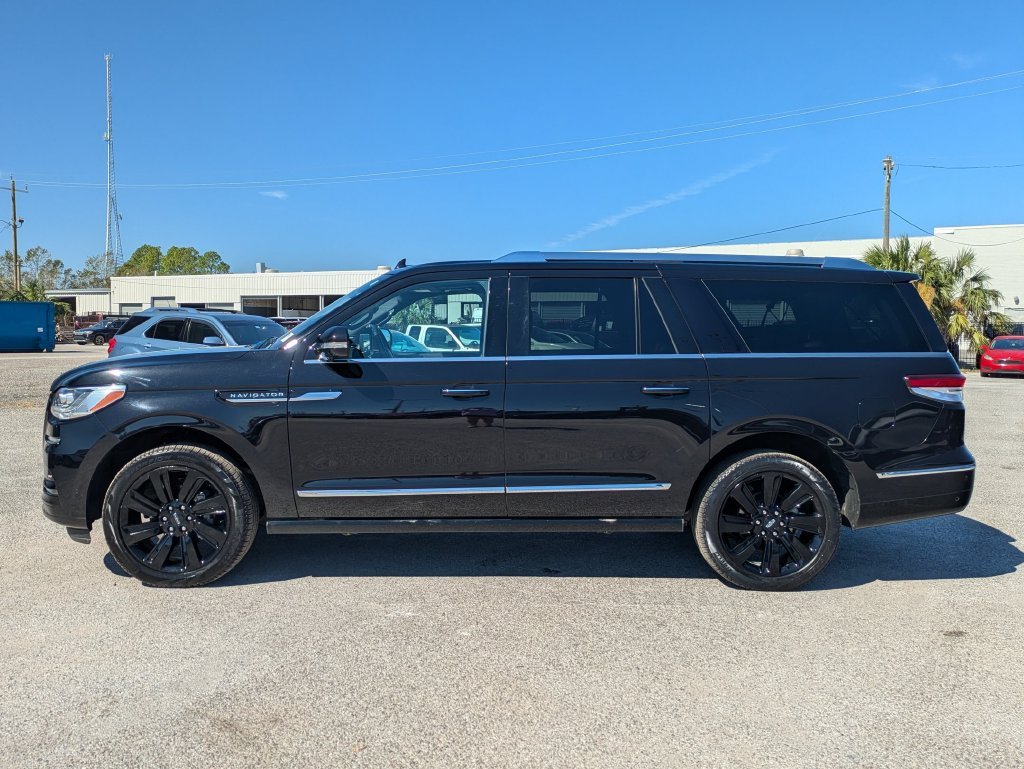 Used 2023 Black Lincoln Reserve image 2