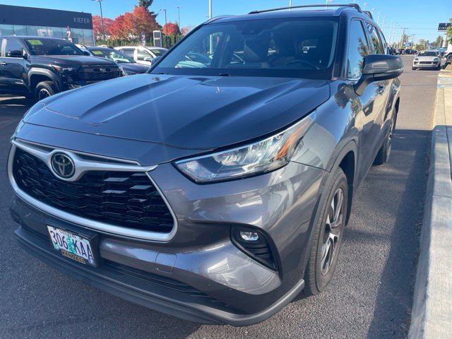 Used 2020 Gray Toyota XLE image 3