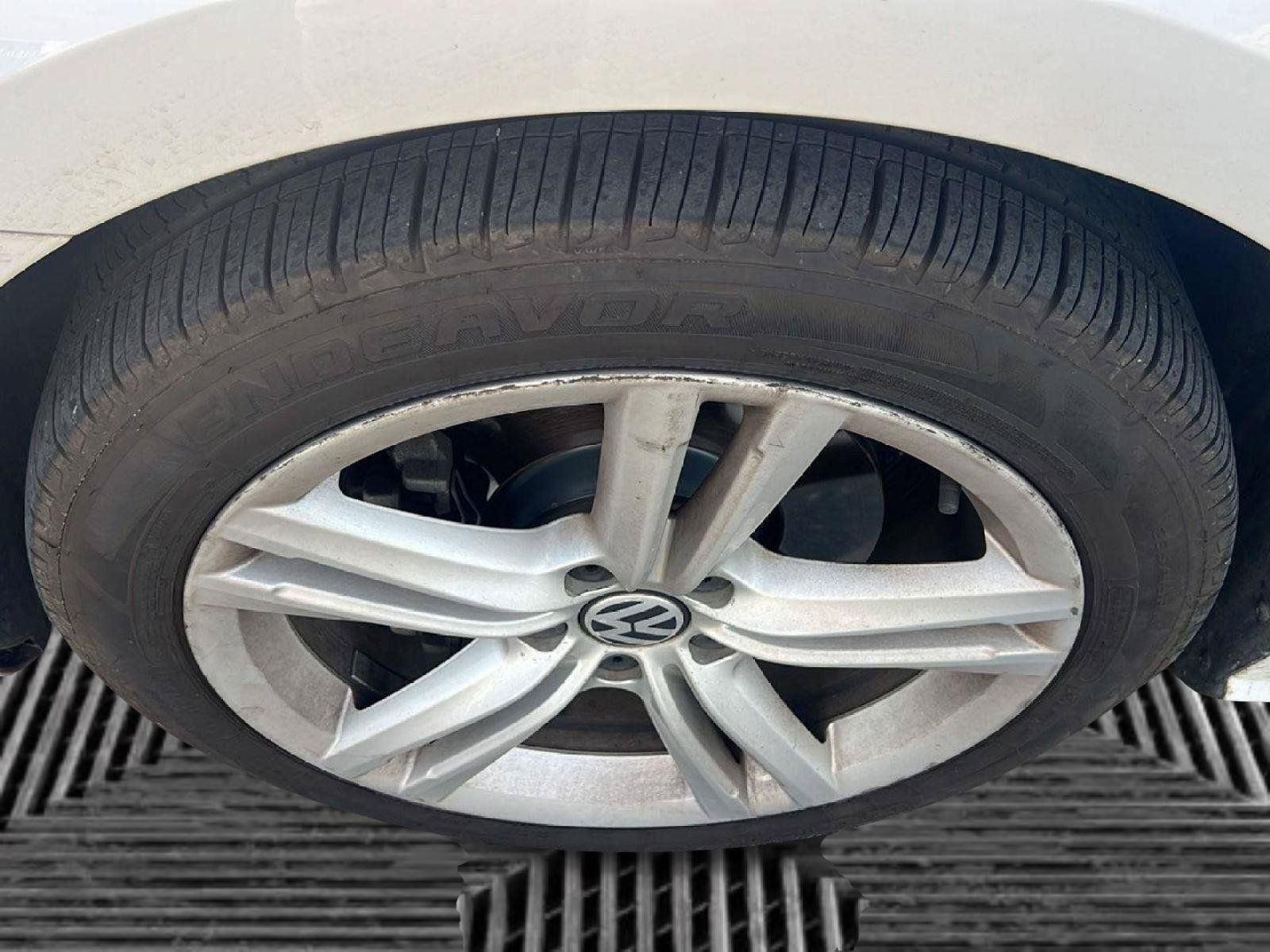 Used 2013 Candy White Volkswagen TDI SE w/Sunroof & Nav image 8