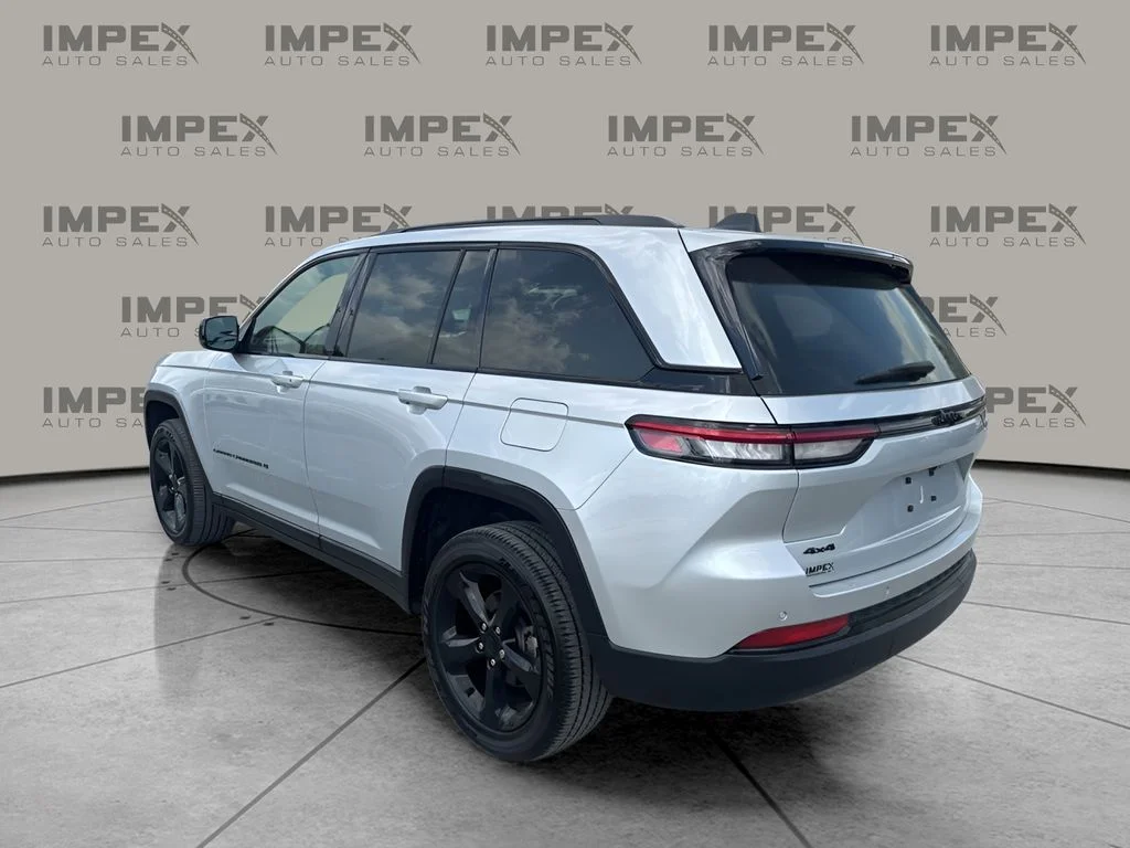 Used 2024 Silver Jeep Altitude X image 3