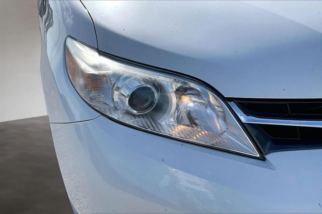 Used 2020 White Toyota XLE Premium image 31