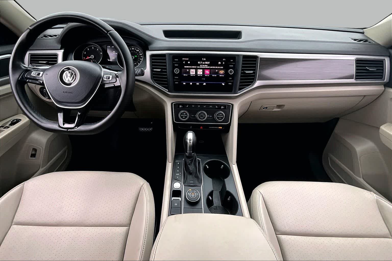 Used 2019 Deep Black Pearl Volkswagen 3.6L V6 SE w/Technology image 16