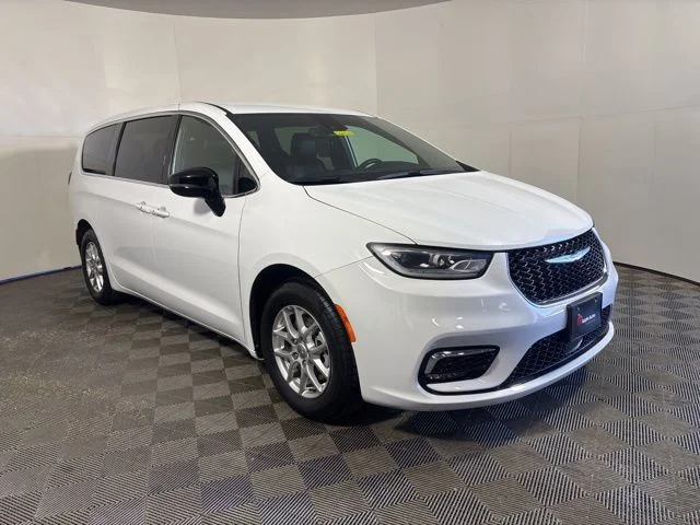 2025 Chrysler Pacifica Select's photo