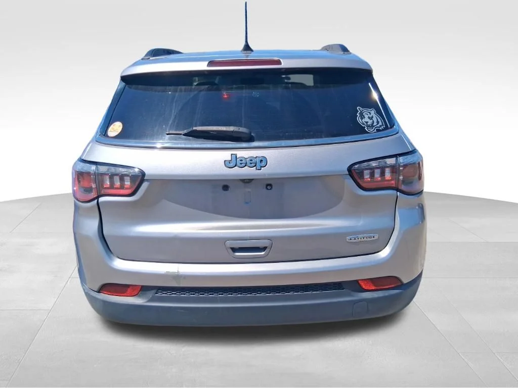 Used 2019 Silver Jeep Latitude image 8