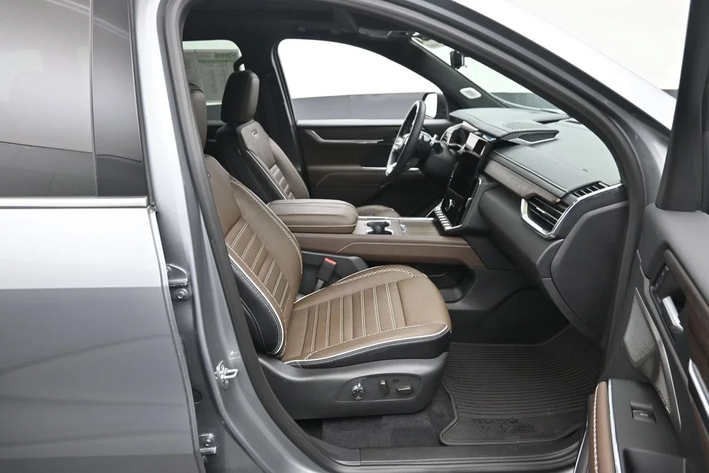 Used 2026 Silver GMC Denali Ultimate image 9