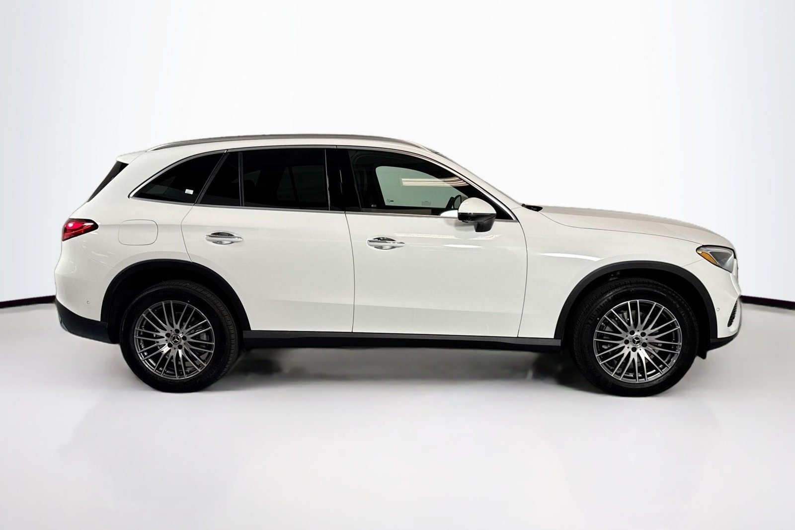 New 2026 Polar White Mercedes-Benz GLC 300 image 4