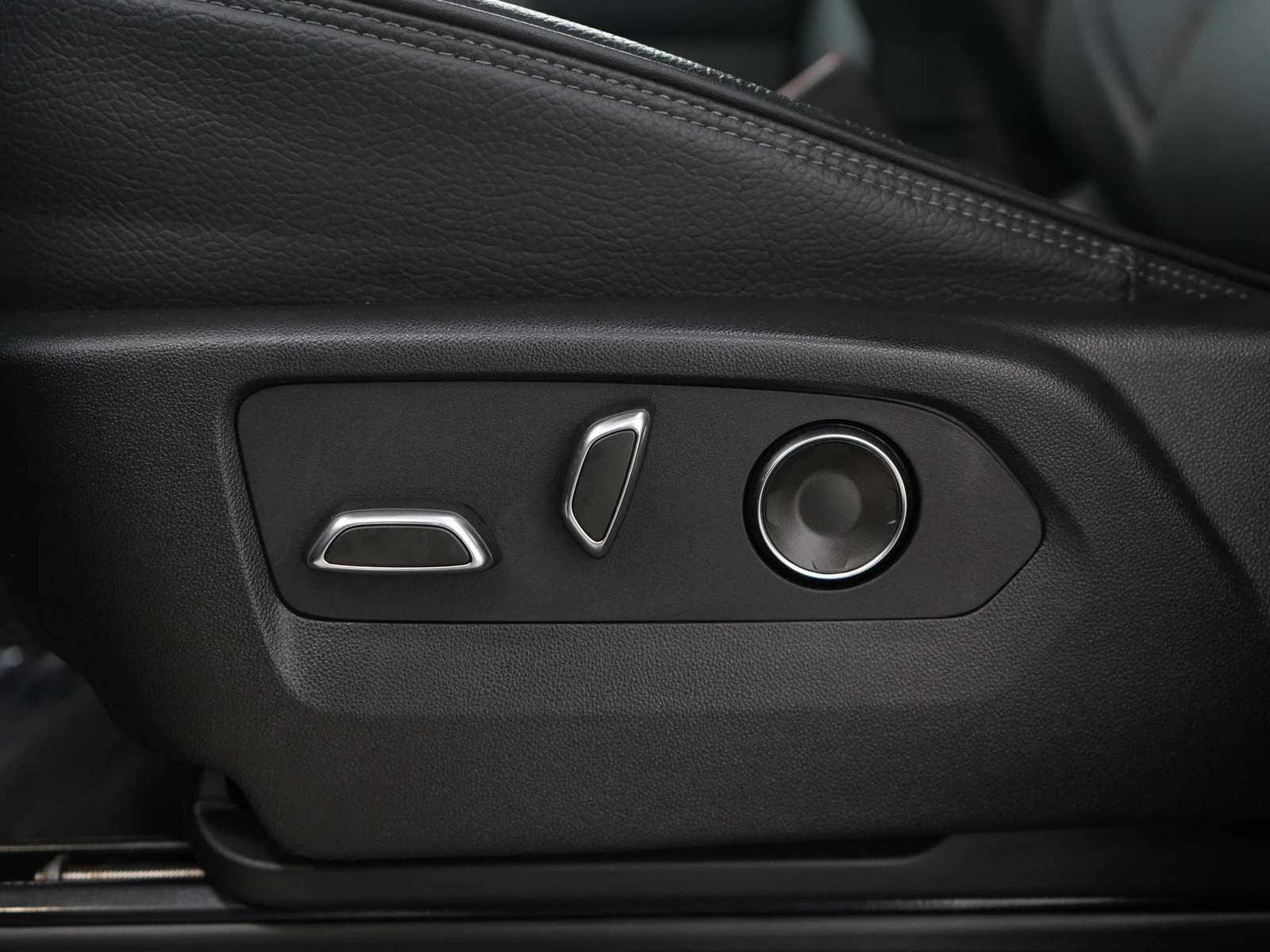 Used 2024 Onyx Black GMC Denali image 32