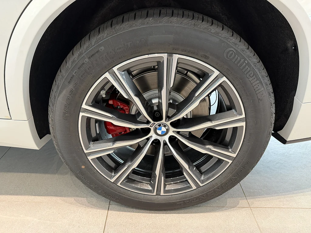 New 2026 Mineral White Metallic BMW xDrive50e image 7