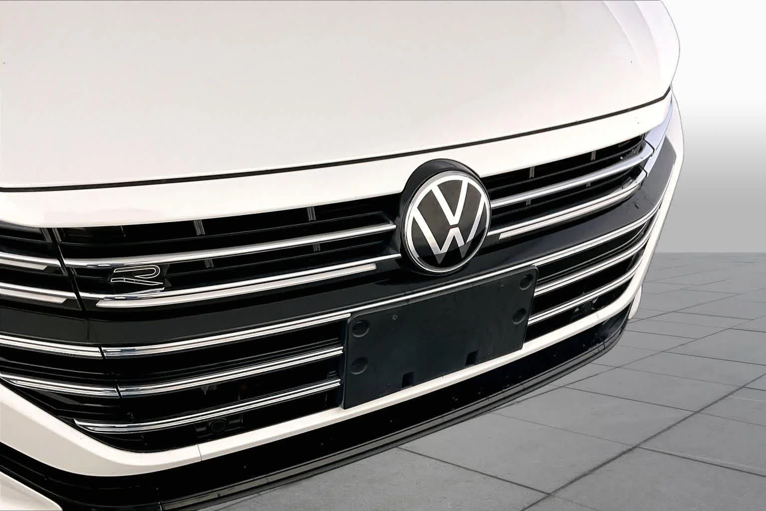 Used 2022 Oryx White Pearl Volkswagen SEL R-Line image 32