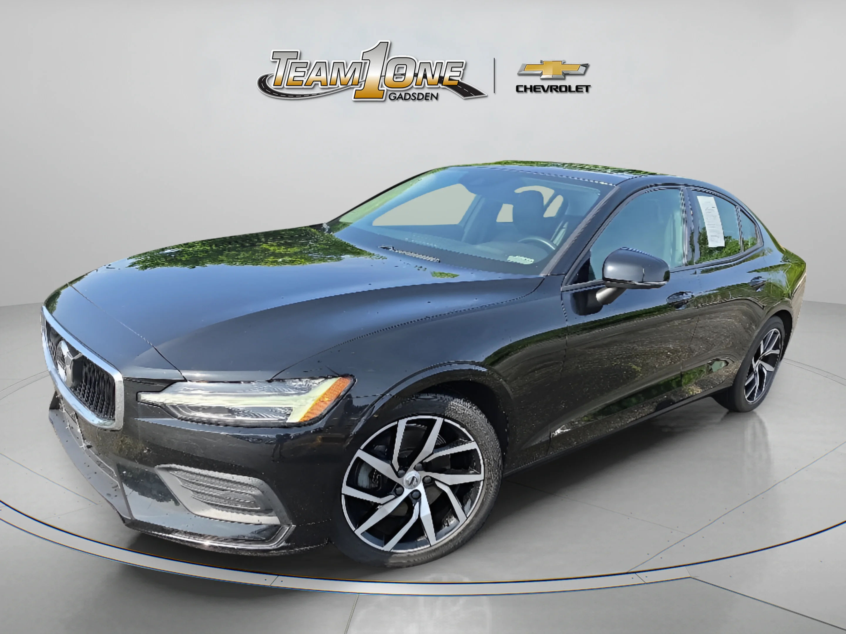 Used 2020 Black Volvo Momentum image 3