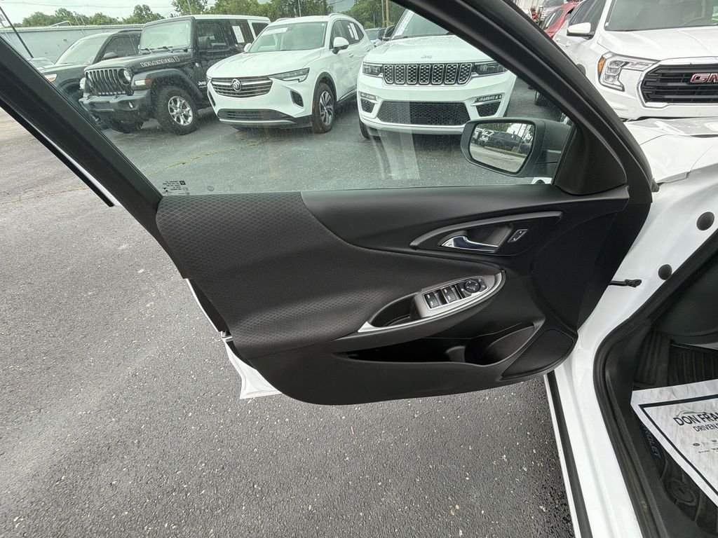 Used 2022 White Chevrolet LS image 13