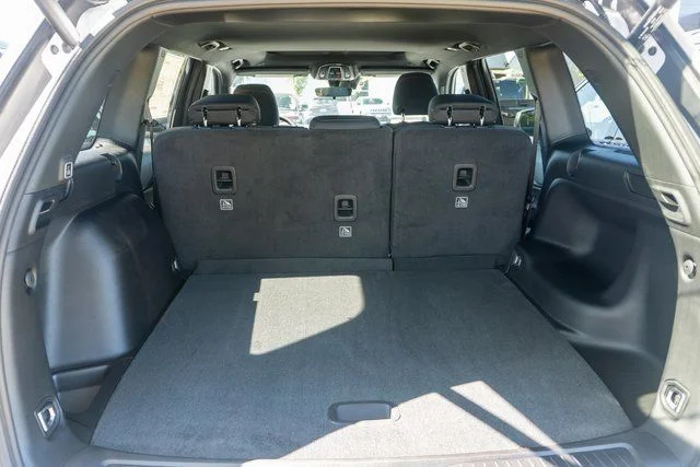 New 2026 Bright White Clear-Coat Exterior Paint Jeep Laredo X image 10