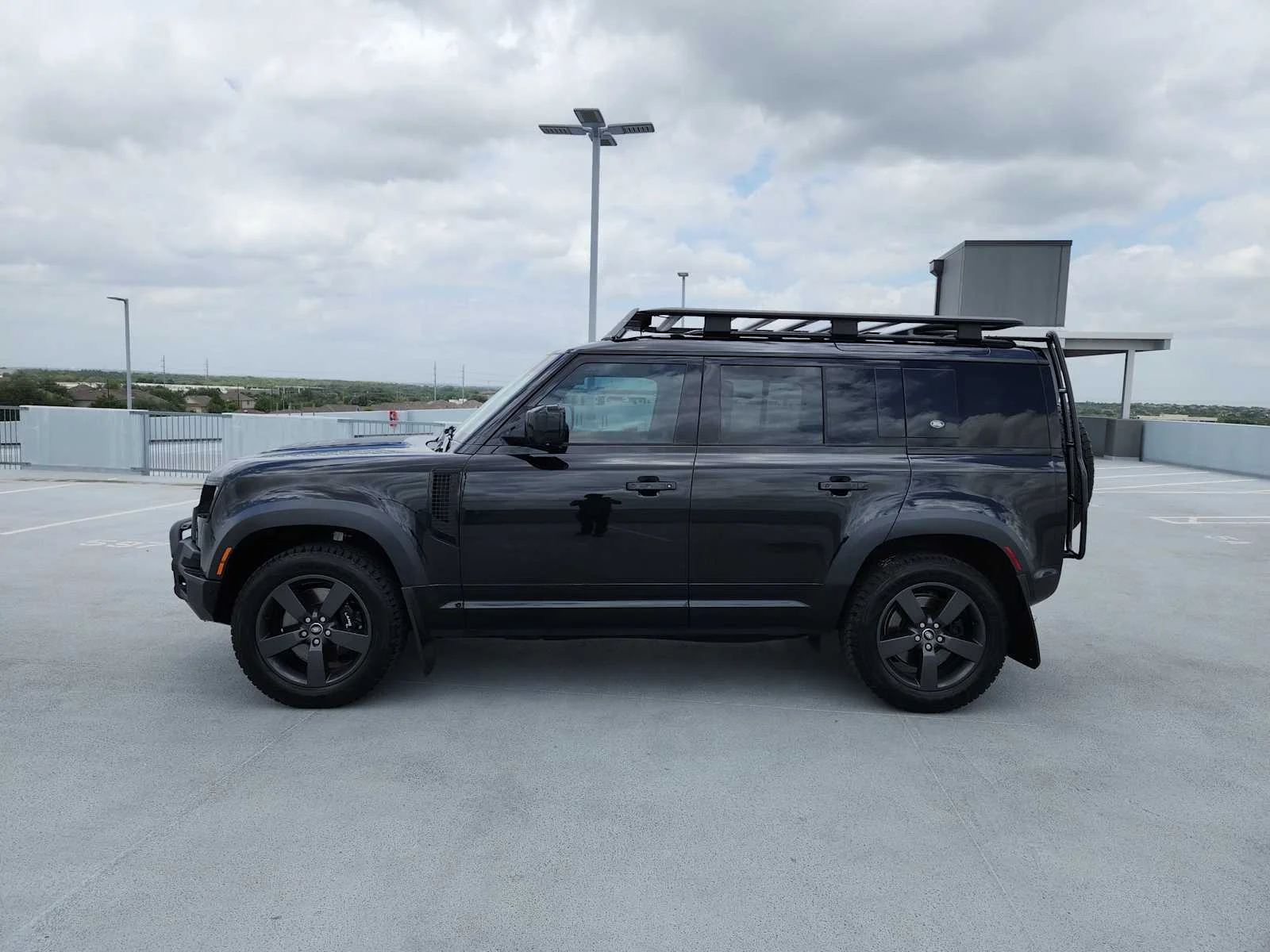 Used 2024 Santorini Black Metallic Land Rover V8 image 4