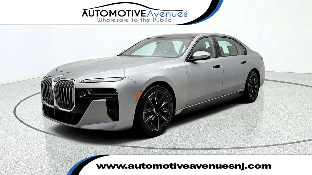 2024 BMW i7 xDrive60 Sedan w/ B&W Diamond, Executive Pkg & Highway Assistant