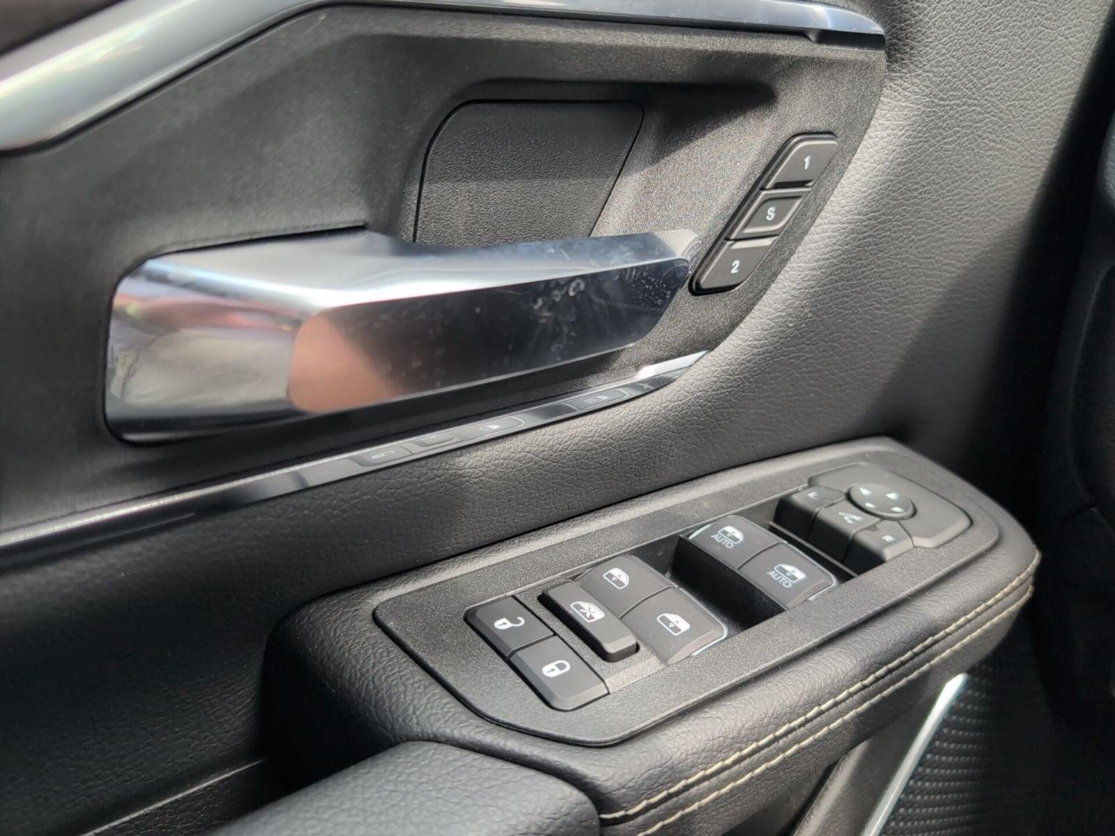 New 2026 Granite Crystal Metallic Clear-Coat Exterior Paint RAM Laramie image 13