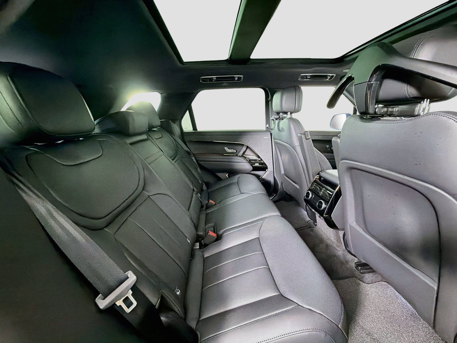 New 2027 Santorini Black LAND ROVER Dynamic SE P400 image 36