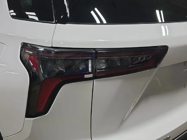 Used 2025 Summit White Chevrolet LT image 38