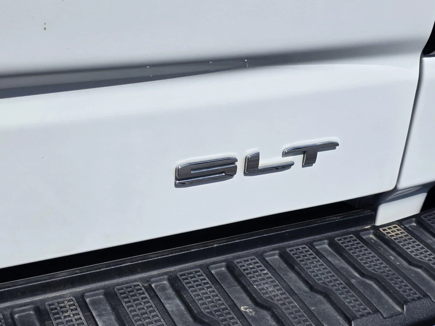 Used 2025 Summit White GMC SLT image 29