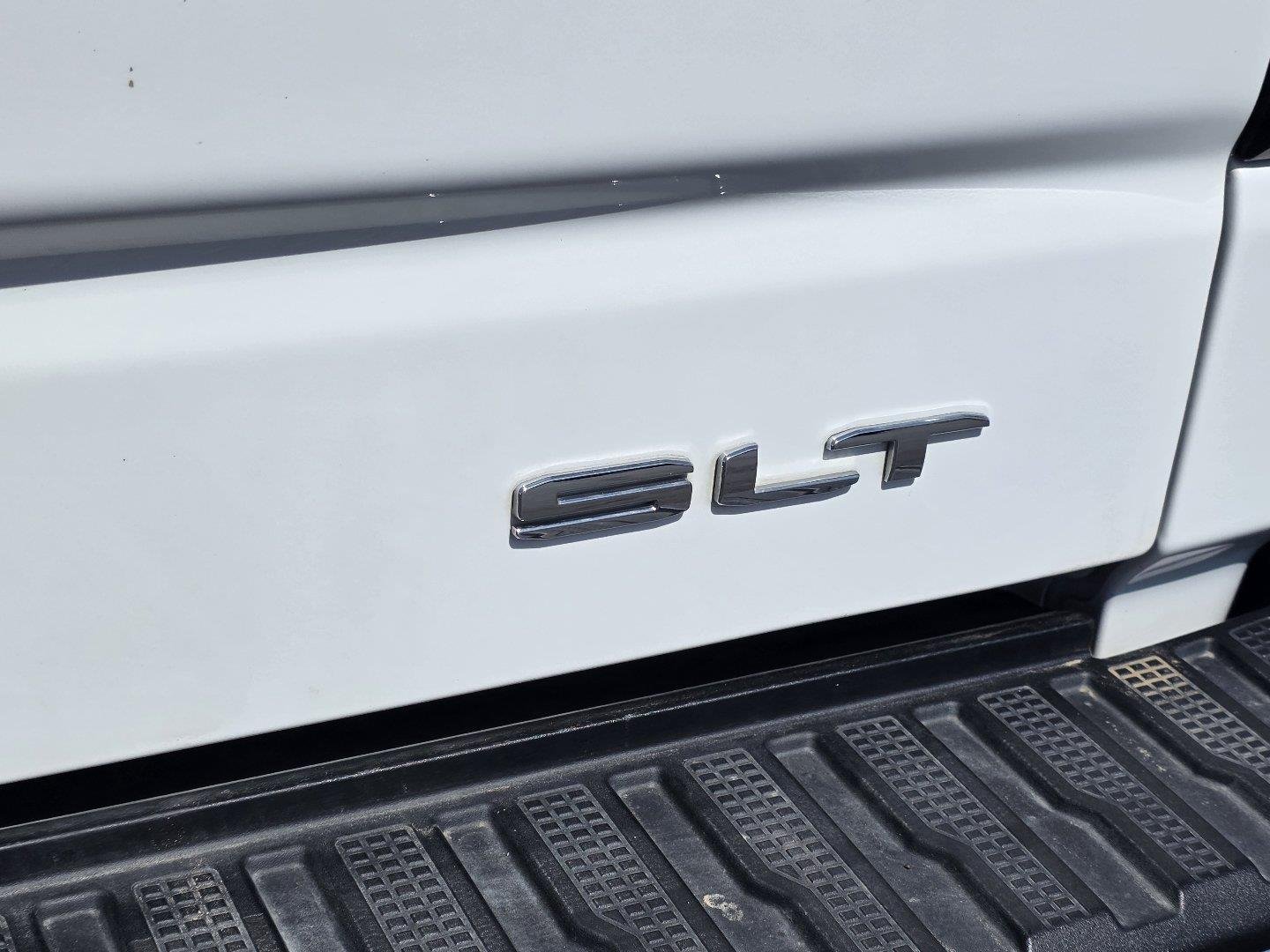 Used 2025 Summit White GMC SLT image 29
