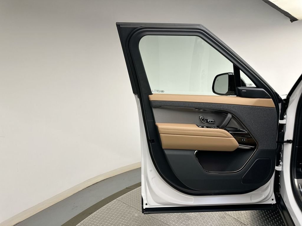 New 2026 Ostuni Pearl White Land Rover SE image 9