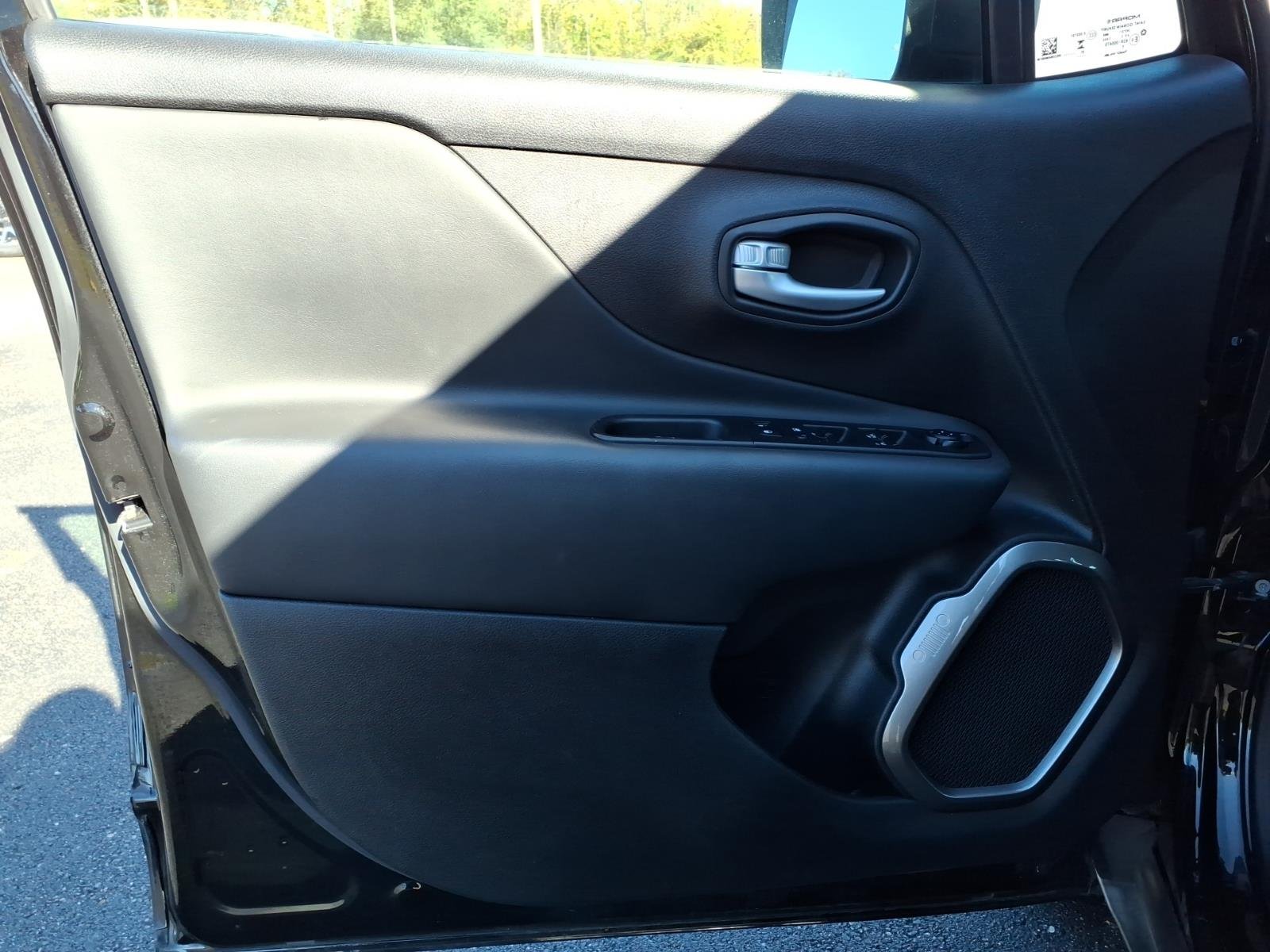 Certified Used 2023  Jeep Latitude image 10