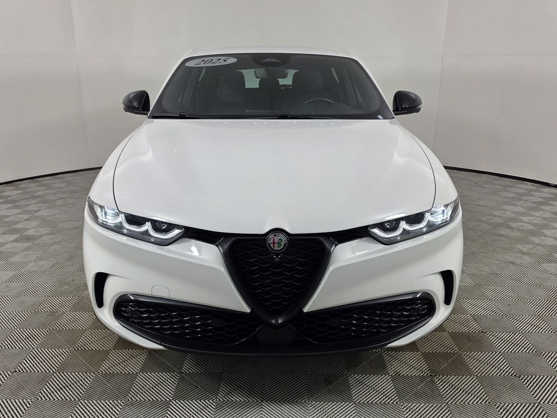 Used 2025 White Alfa Romeo Base image 2