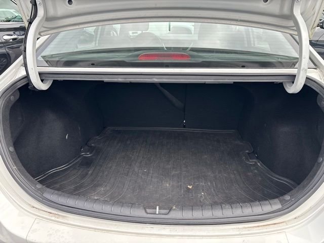 Used 2018 Frost White Pearl Hyundai SE image 8