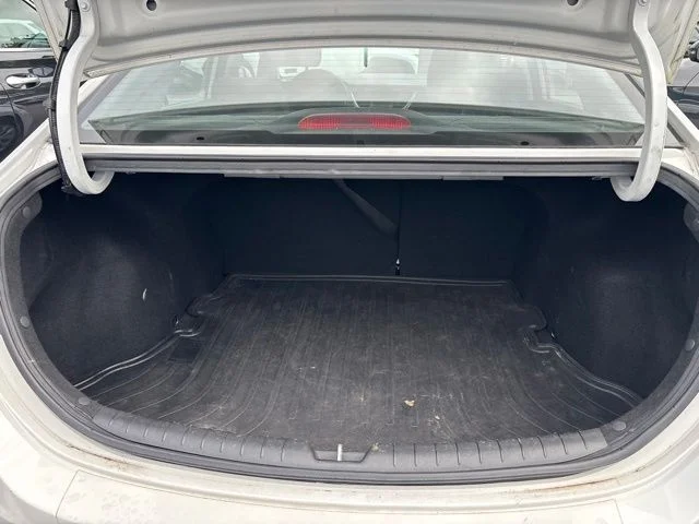 Used 2018 Frost White Pearl Hyundai SE image 8
