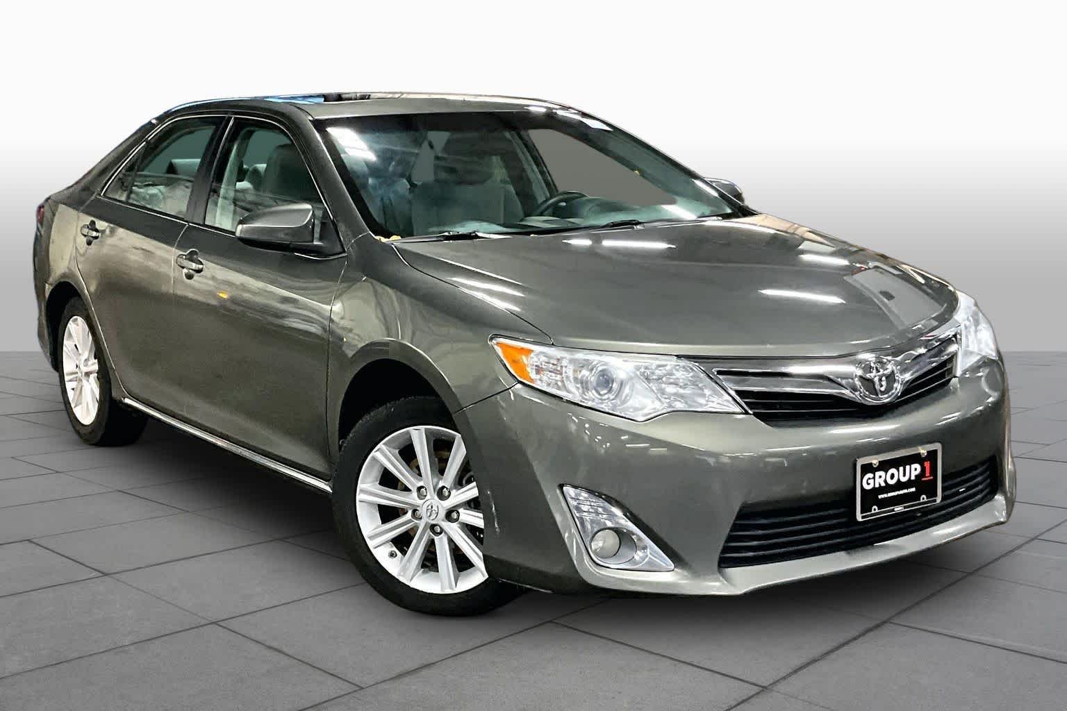 Used 2014 Cypress Pearl Toyota XLE image 3