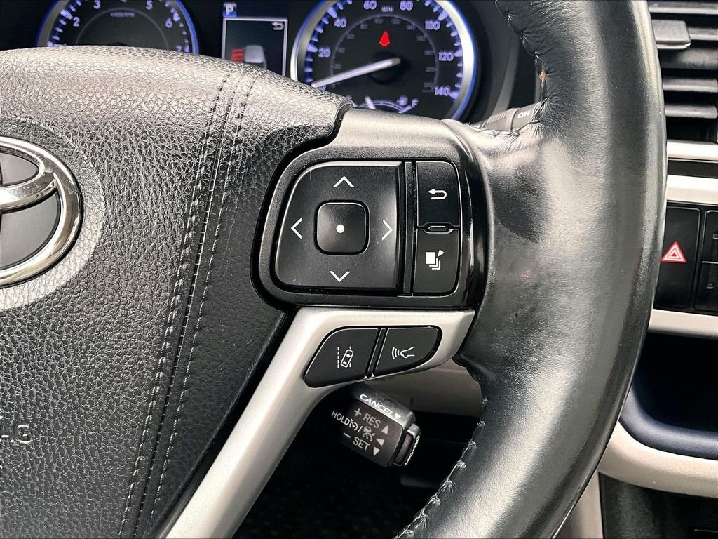 Used 2019 White Toyota XLE image 25