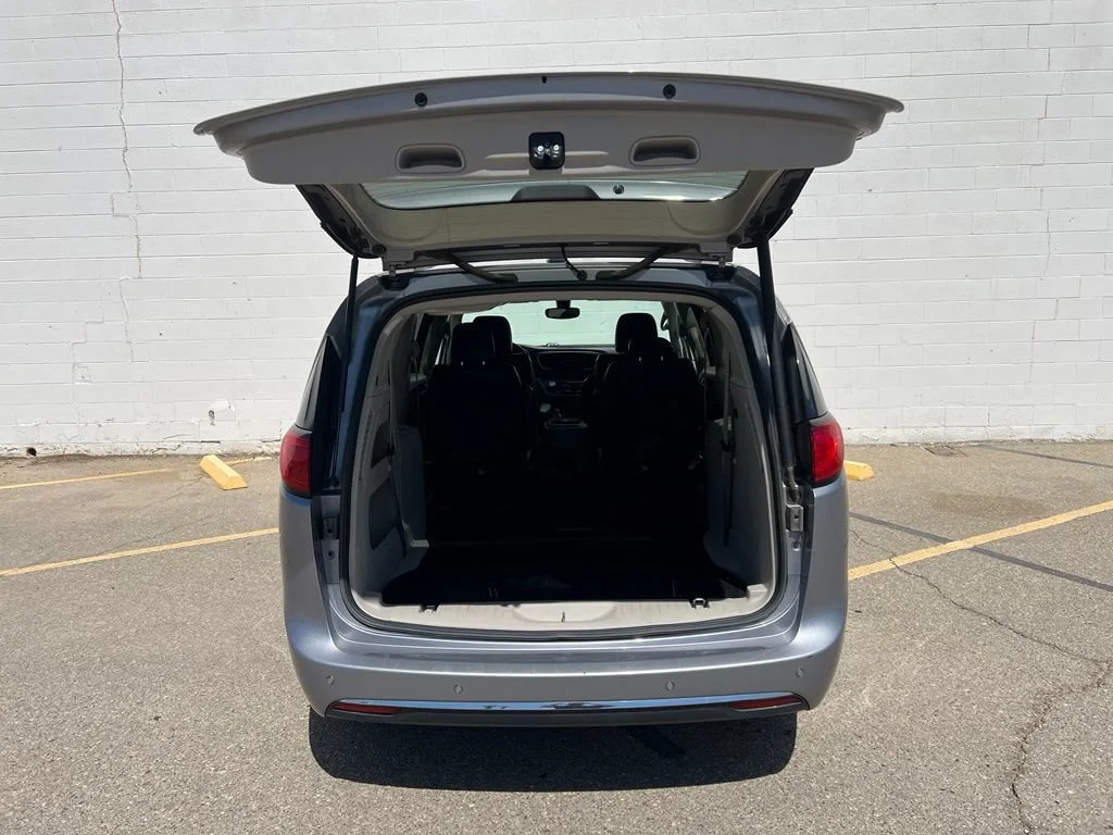 Used 2018  Chrysler Touring L image 5