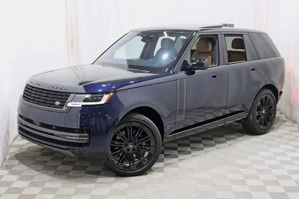 Used 2023  Land Rover SE image 8
