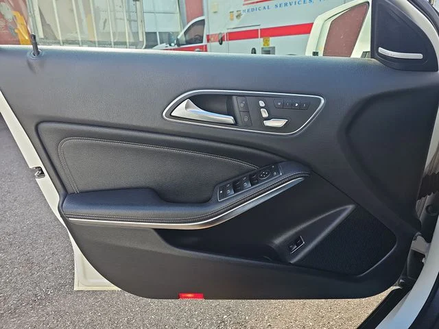 Used 2019 White Mercedes-Benz GLA 250 image 25